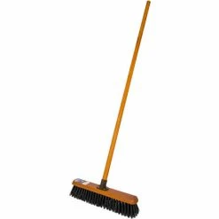 Charles Bentley Countryman 18" Stiff Bassine Broom Complete With Wooden Handle